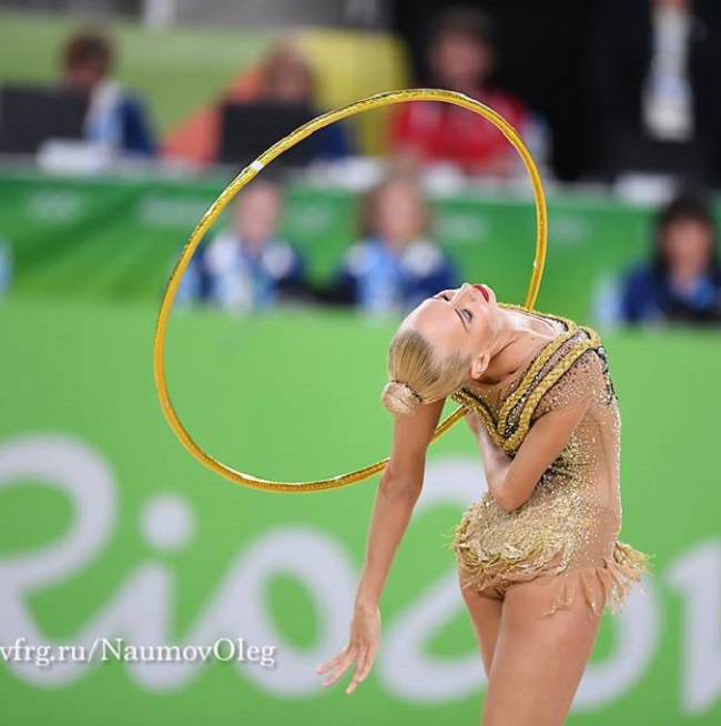 Đồ diễn thể dục dụng cụ mỏng tang, gây hiểu lầm mặc như không